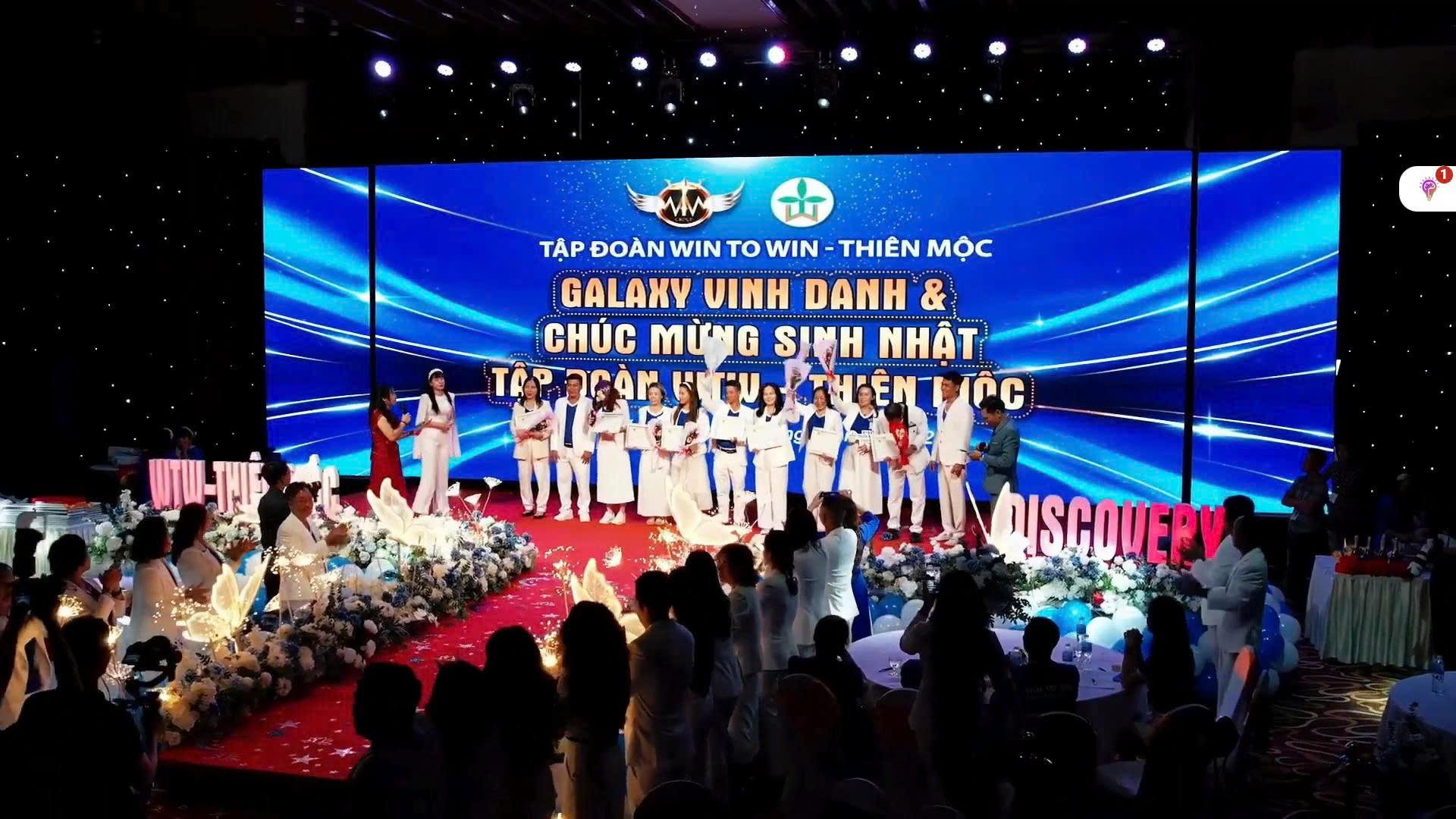 Coach Quyên được vinh danh trên sân khấu