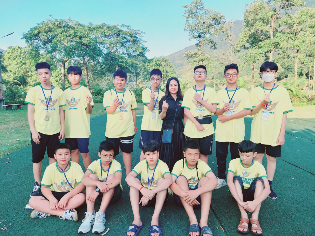 Coach Quyên cùng học sinh Empower Camp